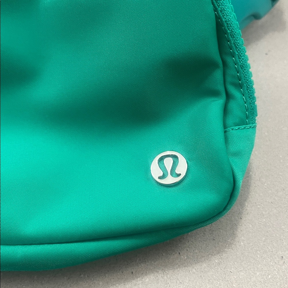 Lululemon Green Belt Bag - Picture 4 of 6